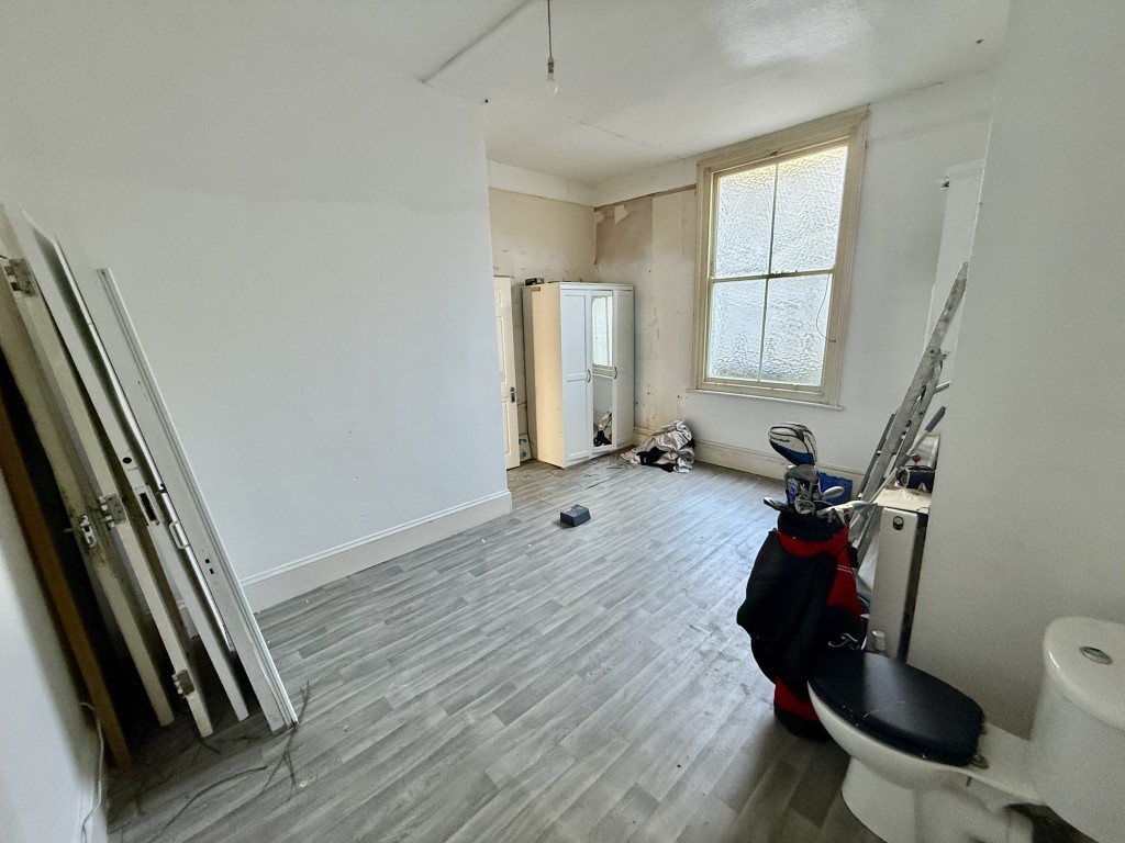 Lot: 171 - VACANT MIXED-USE PROPERTY IN TOWN CENTRE - First floor - Bedroom one